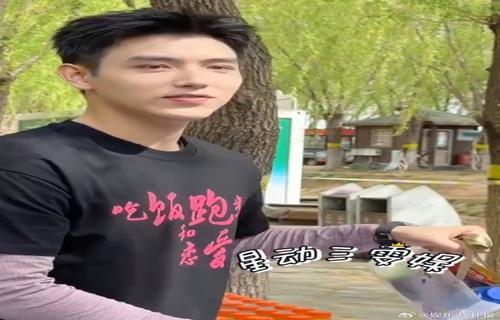 汪峰的歌曲既有摇滚的激情又有民谣的温暖这种独特的风格让他的音乐成为了许多人心中的经典之作