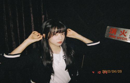 李乘德与胡杏儿亲密合照 笑容满面风波未扰
